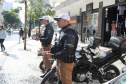 Ciclistas e pedestres da XV de Novembro, em Curitiba, recebem materiais educativos do trânsito