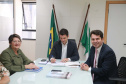 O menor município do Paraná, Jardim Olinda, com 1.309 habitantes (IBGE, 2021), está entre os beneficiados, nesta terça-feira (02), com ações de apoio ao desenvolvimento urbano do Governo do Estado, via Secretaria das Cidades (Secid). O edital entregue à Prefeitura da região Noroeste autoriza o início do processo licitatório para a urbanização de praça, com o investimento de R$ 1.903.073,29.