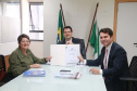 O menor município do Paraná, Jardim Olinda, com 1.309 habitantes (IBGE, 2021), está entre os beneficiados, nesta terça-feira (02), com ações de apoio ao desenvolvimento urbano do Governo do Estado, via Secretaria das Cidades (Secid). O edital entregue à Prefeitura da região Noroeste autoriza o início do processo licitatório para a urbanização de praça, com o investimento de R$ 1.903.073,29.