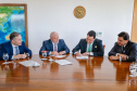 O governador Carlos Massa Ratinho Junior assinou nesta quarta-feira (03), em Brasília, em encontro com o presidente Luiz Inácio Lula da Silva e o ministro dos Transportes, Renan Filho, o documento que delega as rodovias estaduais do Paraná ao governo federal para a realização da nova concessão à iniciativa privada. É o maior projeto rodoviário em andamento no País.