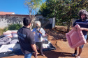 Polícia Penal doa camas e roupas pet produzidas com resíduos têxteis a abrigo de resgate de animais