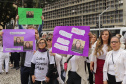 Curitiba, 22 de julho de 2023 - Dentro da programação da Campanha Paraná Unido no Combate ao Feminicídio, promovido pelo Governo do Estado, aconteceu caminhada pela Rua XV de Novembro, centro de Curitiba, com a participação da modelo Luiza Brunet.
