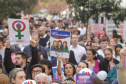 Curitiba, 22 de julho de 2023 - Dentro da programação da Campanha Paraná Unido no Combate ao Feminicídio, promovido pelo Governo do Estado, aconteceu caminhada pela Rua XV de Novembro, centro de Curitiba, com a participação da modelo Luiza Brunet.