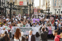 Curitiba, 22 de julho de 2023 - Dentro da programação da Campanha Paraná Unido no Combate ao Feminicídio, promovido pelo Governo do Estado, aconteceu caminhada pela Rua XV de Novembro, centro de Curitiba, com a participação da modelo Luiza Brunet.
