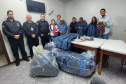 Pessoas privadas de liberdade produzem ponchos e roupas pet para destinar a moradores e cães de rua em Cascavel