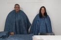 Pessoas privadas de liberdade produzem ponchos e roupas pet para destinar a moradores e cães de rua em Cascavel