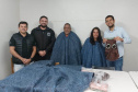 Pessoas privadas de liberdade produzem ponchos e roupas pet para destinar a moradores e cães de rua em Cascavel