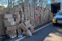 Polícia Militar apreende mais de 700 caixas de cigarros contrabandeados após acidente na PR-323