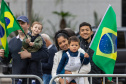 Milhares de pessoas participam do desfile de 7 de setembro em Curitiba