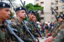 Milhares de pessoas participam do desfile de 7 de setembro em Curitiba