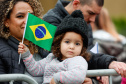 Milhares de pessoas participam do desfile de 7 de setembro em Curitiba