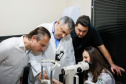 O governador também visitou o Hospital de Olhos Norte Pioneiro, que atende cerca de 40 municípios das regiões de Jacarezinho e Cornélio Procópio e faz 4,5 mil consultas, mil cirurgias, 2 mil atendimentos especializados em retina e 500 exames mensalmente. 