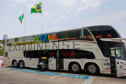 Governador conhece os ônibus que vão promover o turismo no Paraná pelas rodovias do Brasil. 