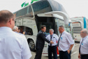 Governador conhece os ônibus que vão promover o turismo no Paraná pelas rodovias do Brasil. 