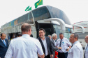 Governador conhece os ônibus que vão promover o turismo no Paraná pelas rodovias do Brasil. 