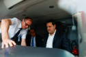 Governador conhece os ônibus que vão promover o turismo no Paraná pelas rodovias do Brasil. 