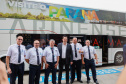 Governador conhece os ônibus que vão promover o turismo no Paraná pelas rodovias do Brasil. 