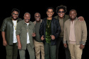 Fundo de Quintal revive sucessos dos 45 Anos no palco do Guairão