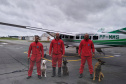 Bombeiros e cães do Paraná embarcaram neste sábado para ajudar o Rio Grande do Sul