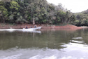  LEGENDA: Equipe do Instituto Água e Terra apreendeu mais de 250 metros de rede para pesca e identificou o parcelamento de terras em Áreas de Proteção Permanente na Represa do Capivari.