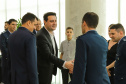 Curitiba, 24 de outubro de 2023 - O governador Carlos Massa Ratinho Jr., recebe em seu gabinete a visita de representantes do Cindacta II e concede Medalha de Honra da Casa Militar para oficiais.