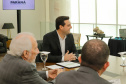Curitiba, 24 de outubro de 2023 - O governador Carlos Massa Ratinho Jr., recebe em seu gabinete a visita de representantes do Cindacta II e concede Medalha de Honra da Casa Militar para oficiais.