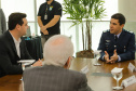 Curitiba, 24 de outubro de 2023 - O governador Carlos Massa Ratinho Jr., recebe em seu gabinete a visita de representantes do Cindacta II e concede Medalha de Honra da Casa Militar para oficiais.