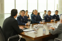 Curitiba, 24 de outubro de 2023 - O governador Carlos Massa Ratinho Jr., recebe em seu gabinete a visita de representantes do Cindacta II e concede Medalha de Honra da Casa Militar para oficiais.