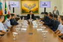 Curitiba, 24 de outubro de 2023 - O governador Carlos Massa Ratinho Jr., recebe em seu gabinete a visita de representantes do Cindacta II e concede Medalha de Honra da Casa Militar para oficiais.