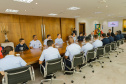 Curitiba, 24 de outubro de 2023 - O governador Carlos Massa Ratinho Jr., recebe em seu gabinete a visita de representantes do Cindacta II e concede Medalha de Honra da Casa Militar para oficiais.