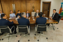Curitiba, 24 de outubro de 2023 - O governador Carlos Massa Ratinho Jr., recebe em seu gabinete a visita de representantes do Cindacta II e concede Medalha de Honra da Casa Militar para oficiais.