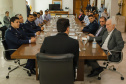 Curitiba, 24 de outubro de 2023 - O governador Carlos Massa Ratinho Jr., recebe em seu gabinete a visita de representantes do Cindacta II e concede Medalha de Honra da Casa Militar para oficiais.