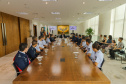 Curitiba, 24 de outubro de 2023 - O governador Carlos Massa Ratinho Jr., recebe em seu gabinete a visita de representantes do Cindacta II e concede Medalha de Honra da Casa Militar para oficiais.