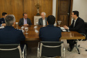 Curitiba, 24 de outubro de 2023 - O governador Carlos Massa Ratinho Jr., recebe em seu gabinete a visita de representantes do Cindacta II e concede Medalha de Honra da Casa Militar para oficiais.