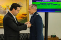 Curitiba, 24 de outubro de 2023 - O governador Carlos Massa Ratinho Jr., recebe em seu gabinete a visita de representantes do Cindacta II e concede Medalha de Honra da Casa Militar para oficiais.