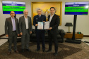 Curitiba, 24 de outubro de 2023 - O governador Carlos Massa Ratinho Jr., recebe em seu gabinete a visita de representantes do Cindacta II e concede Medalha de Honra da Casa Militar para oficiais.