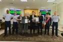 Curitiba, 24 de outubro de 2023 - O governador Carlos Massa Ratinho Jr., recebe em seu gabinete a visita de representantes do Cindacta II e concede Medalha de Honra da Casa Militar para oficiais.