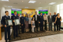 Curitiba, 24 de outubro de 2023 - O governador Carlos Massa Ratinho Jr., recebe em seu gabinete a visita de representantes do Cindacta II e concede Medalha de Honra da Casa Militar para oficiais.