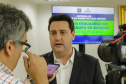 Curitiba, 24 de outubro de 2023 - O governador Carlos Massa Ratinho Jr., recebe em seu gabinete a visita de representantes do Cindacta II e concede Medalha de Honra da Casa Militar para oficiais.