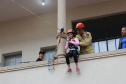 Crianças se divertem no quartel durante comemoração de aniversário do CBMPR  Crédito: CBMPR