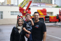 Crianças se divertem no quartel durante comemoração de aniversário do CBMPR  Crédito: CBMPR