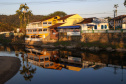 A imponência da Serra do Mar, a arquitetura portuguesa característica das construções históricas e a exuberância dos rios e da flora da Mata Atlântica são o pano de fundo para milhares de turistas que visitam diariamente as cidades de Morretes, Antonina e Paranaguá em busca do prato mais famoso da região e do Paraná: o barreado.