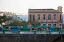 A imponência da Serra do Mar, a arquitetura portuguesa característica das construções históricas e a exuberância dos rios e da flora da Mata Atlântica são o pano de fundo para milhares de turistas que visitam diariamente as cidades de Morretes, Antonina e Paranaguá em busca do prato mais famoso da região e do Paraná: o barreado.