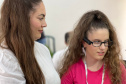 Óculos com inteligência artificial transforma vidas de alunos com deficiência visual no Paraná