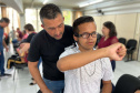 Óculos com inteligência artificial transforma vidas de alunos com deficiência visual no Paraná