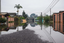 Em União da Vitória, onde o nível do Rio Iguaçu continua acima dos 8 metros, mais 480 cestas básicas enviadas pela Defesa Civil chegaram nesta quarta-feira (18) para serem distribuídas à população. 