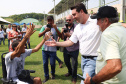 Governador entrega rede de esgoto, centro de convivência e moradias em Leópolis