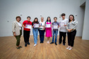 Alunos da rede estadual distribuem autógrafos em evento de lançamento de livros autorais