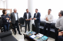 A partir desta quarta-feira (28), entram em operação os primeiros dois lotes das novas concessões rodoviárias do Paraná. A formalização do processo de transferência da administração das rodovias para as concessionárias aconteceu nesta segunda-feira (26), na sede do Departamento de Estradas de Rodagem do Paraná (DER-PR), em Curitiba.