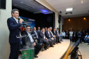 A partir desta quarta-feira (28), entram em operação os primeiros dois lotes das novas concessões rodoviárias do Paraná. A formalização do processo de transferência da administração das rodovias para as concessionárias aconteceu nesta segunda-feira (26), na sede do Departamento de Estradas de Rodagem do Paraná (DER-PR), em Curitiba.
